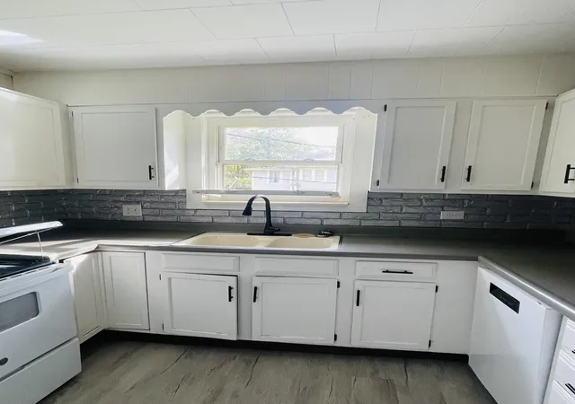Photo 4 of Single family home for sale at 221 Wilkins Ave, Etowah, TN 37331 | MLS# 3627590 | Listing updated on 2026-10-27