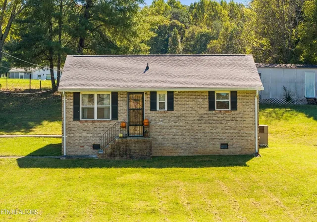 Photo 1 of Single family home for sale at 716 W Beaver Crk Dr, Powell, TN 37849 | MLS# 3627706 | Listing updated on 2026-10-29