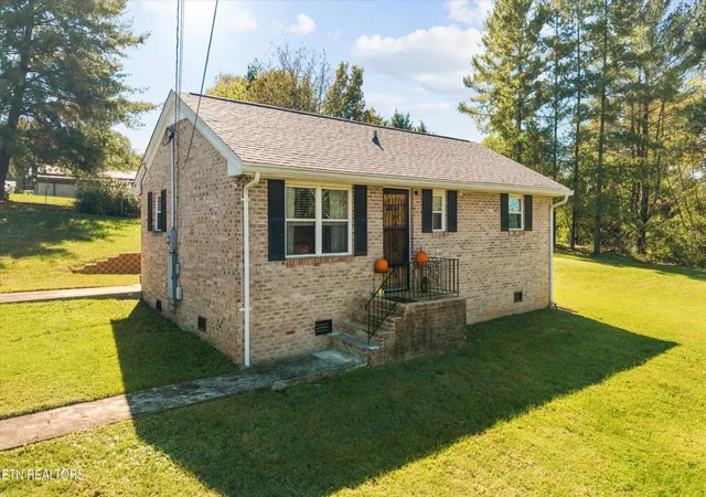 Photo 2 of Single family home for sale at 716 W Beaver Crk Dr, Powell, TN 37849 | MLS# 3627706 | Listing updated on 2026-10-29