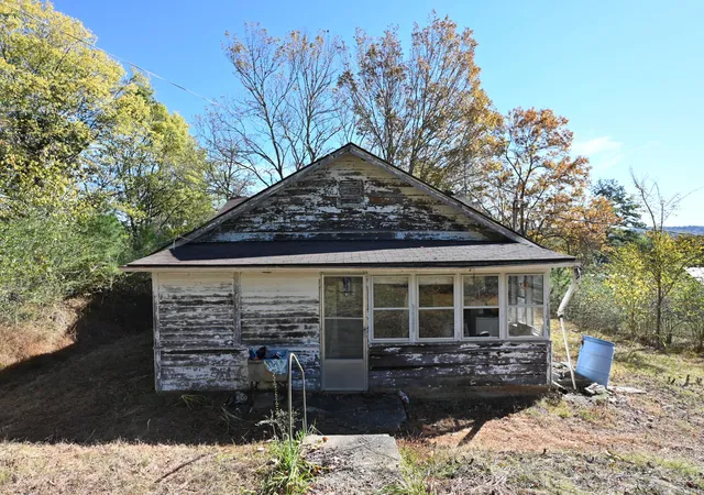 Photo 4 of Single family home for sale at 1290 Old Beardstown Rd, Lobelville, TN 37097 | MLS# 3627800 | Listing updated on 2026-10-28