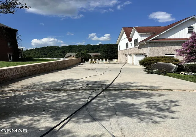 Photo 2 of Single family home for sale at 1610 Spear Point Ln, Sevierville, TN 37876 | MLS# 3627871 | Listing updated on 2026-10-28