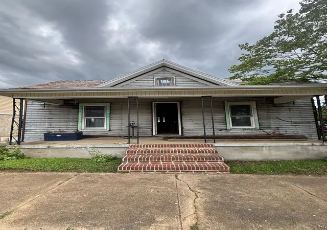 Photo 1 of Single family home for sale at 304 E Cottage Ave, Elizabethton, TN 37643 | MLS# 3627906 | Listing updated on 2026-10-28
