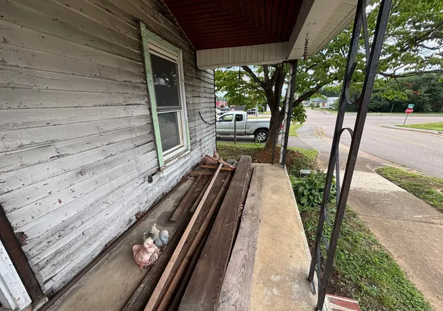 Photo 2 of Single family home for sale at 304 E Cottage Ave, Elizabethton, TN 37643 | MLS# 3627906 | Listing updated on 2026-10-28