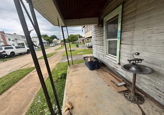 Photo 3 of Single family home for sale at 304 E Cottage Ave, Elizabethton, TN 37643 | MLS# 3627906 | Listing updated on 2026-10-28
