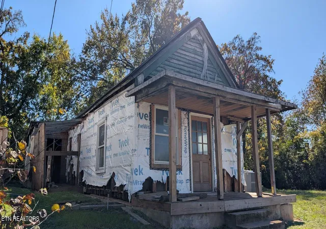 Photo 2 of Single family home for sale at 218 Cansler Ave, Knoxville, TN 37921 | MLS# 3627954 | Listing updated on 2026-10-29
