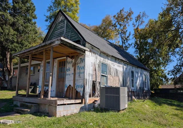 Photo 3 of Single family home for sale at 218 Cansler Ave, Knoxville, TN 37921 | MLS# 3627954 | Listing updated on 2026-10-29