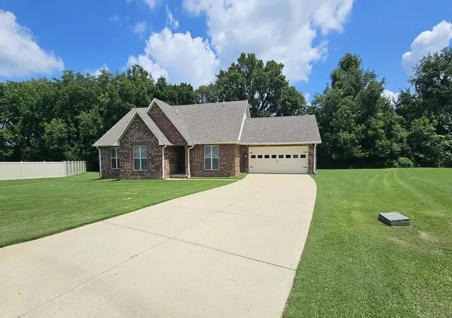 Photo 1 of Single family home for sale at 174 Oak St, Martin, TN 38237 | MLS# 3628127 | Listing updated on 2026-10-28