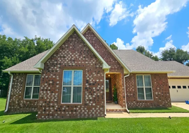 Photo 1 of Single family home for sale at 174 Oak St, Martin, TN 38237 | MLS# 3628127 | Listing updated on 2026-10-28