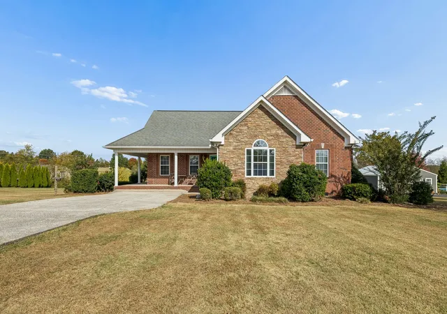 Photo 1 of Single family home for sale at 704 Parker Ln, Lafayette, TN 37083 | MLS# 3628101 | Listing updated on 2026-10-28