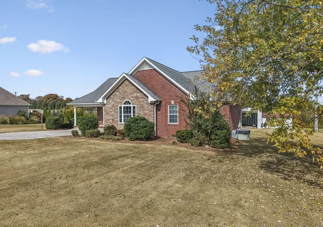 Photo 3 of Single family home for sale at 704 Parker Ln, Lafayette, TN 37083 | MLS# 3628101 | Listing updated on 2026-10-28