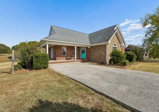 Photo 4 of Single family home for sale at 704 Parker Ln, Lafayette, TN 37083 | MLS# 3628101 | Listing updated on 2026-10-28
