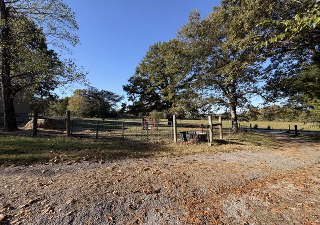 Photo 1 of Single family home for sale at 6315 Old Madisonville Rd, Hopkinsville, KY 42240 | MLS# 3628570 | Listing updated on 2026-10-29