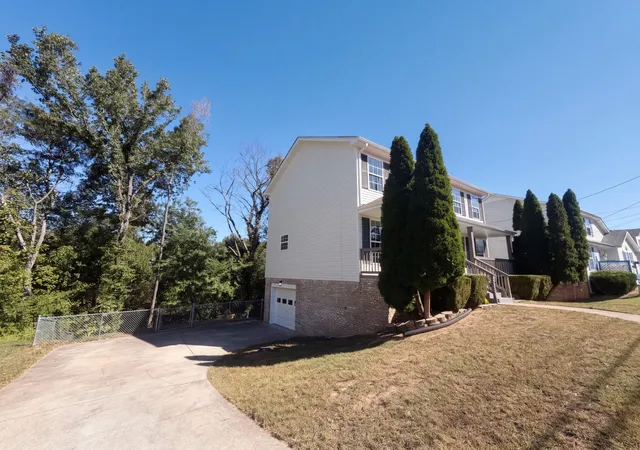 Photo 2 of Single family home for sale at 954 Hedge Apple Dr, Clarksville, TN 37040 | MLS# 3628113 | Listing updated on 2026-10-28