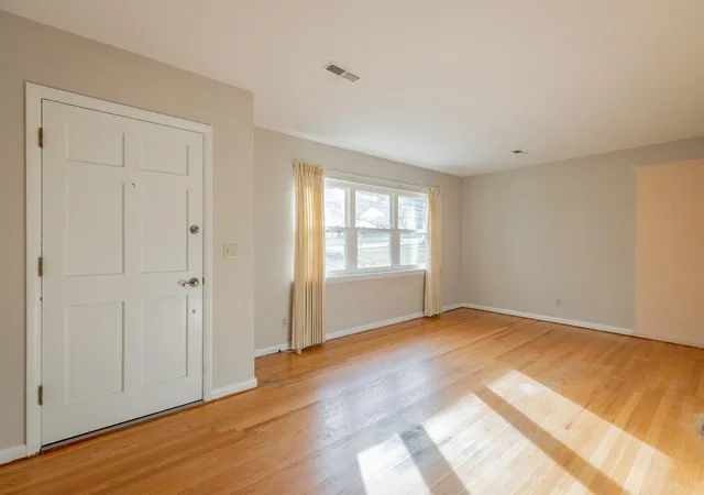 Photo 2 of Single family home for sale at 417 Bouton Dr, Chattanooga, TN 37415 | MLS# 3628079 | Listing updated on 2026-10-28