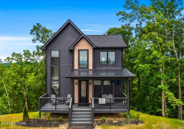 Photo 2 of Single family home for sale at 422 Compass Point Way, Sevierville, TN 37876 | MLS# 3628090 | Listing updated on 2026-10-28