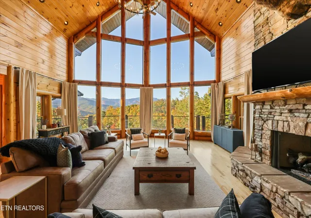 Photo 4 of Single family home for sale at 611 Pinnacle Vista Rd, Gatlinburg, TN 37738 | MLS# 3628164 | Listing updated on 2026-10-28