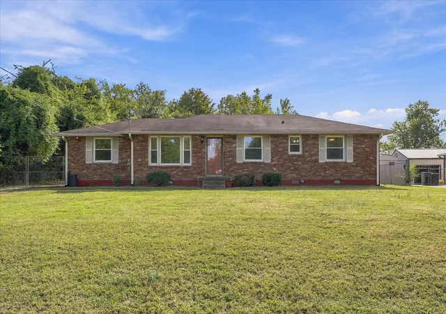 Single family home for sale at 122 Maureen Dr, Hendersonville, TN 37075 | MLS# 3628264