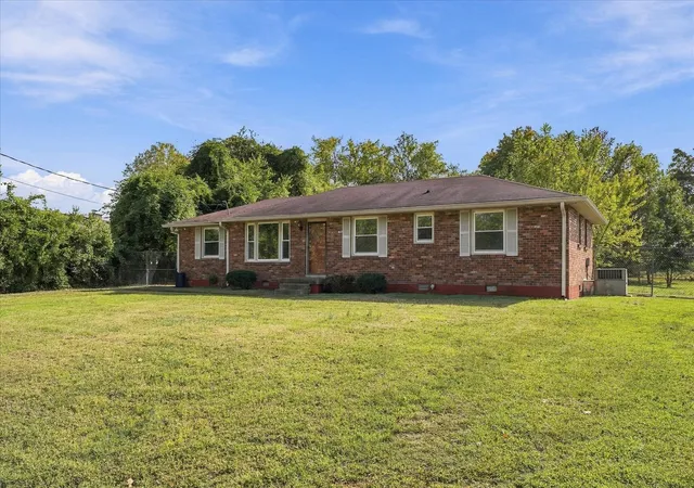 Photo 1 of Single family home for sale at 122 Maureen Dr, Hendersonville, TN 37075 | MLS# 3628264 | Listing updated on 2026-10-30