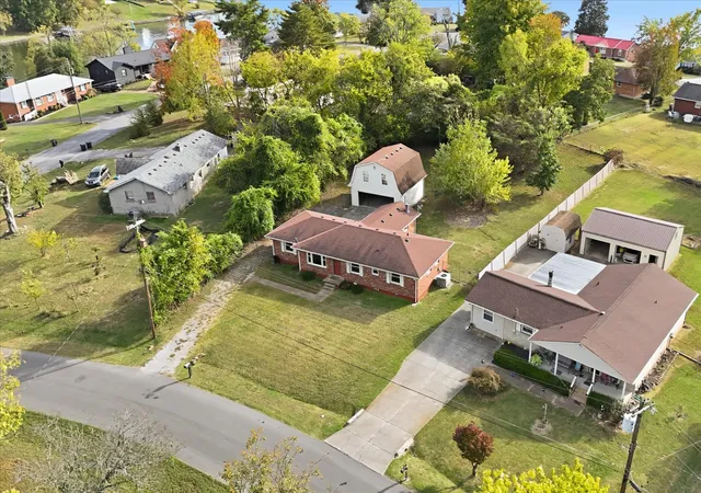 Photo 2 of Single family home for sale at 122 Maureen Dr, Hendersonville, TN 37075 | MLS# 3628264 | Listing updated on 2026-10-30