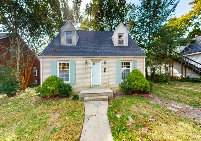 Single family home for sale at 707 Poplar St, Murray, KY 42071 | MLS# 3628375