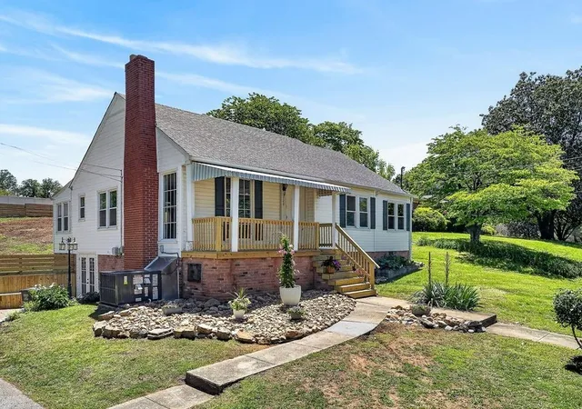 Single family home for sale at 128 S Young St, Sparta, TN 38583 | MLS# 3628506