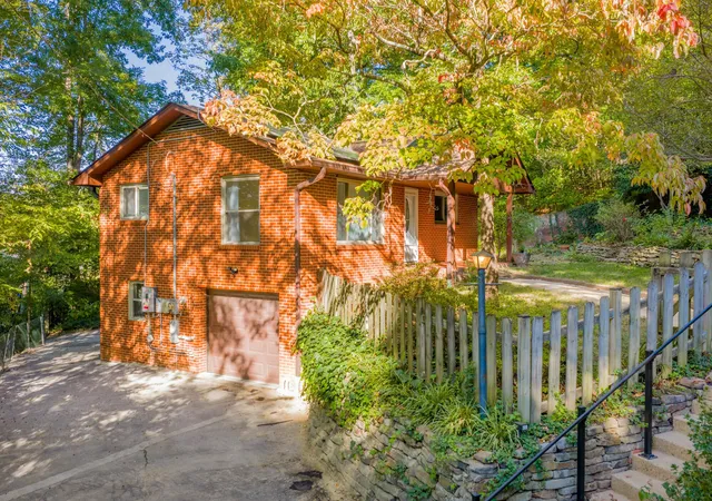 Photo 2 of Single family home for sale at 113 E Daytona Dr, Chattanooga, TN 37415 | MLS# 3629491 | Listing updated on 2026-10-30