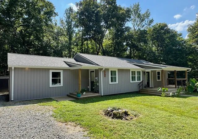 Photo 3 of Single family home for sale at 1780 Mooreland Dr, Clarksville, TN 37040 | MLS# 3630003 | Listing updated on 2026-10-31