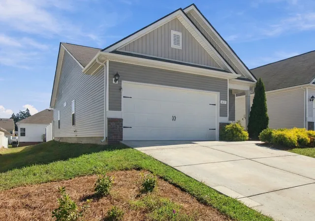 Photo 1 of Single family home for sale at 611 Tines Dr, Shelbyville, TN 37160 | MLS# 3629742 | Listing updated on 2026-10-30