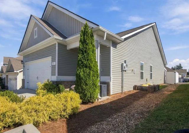 Photo 2 of Single family home for sale at 611 Tines Dr, Shelbyville, TN 37160 | MLS# 3629742 | Listing updated on 2026-10-30
