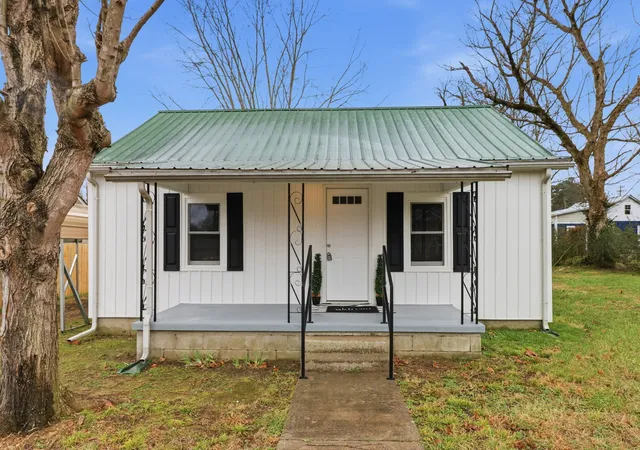 Single family home for sale at 612 Maple St, Manchester, TN 37355 | MLS# 3629918