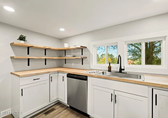 Photo 3 of Single family home for sale at 130 Stinnett Rd, Madisonville, TN 37354 | MLS# 3630026 | Listing updated on 2026-10-31