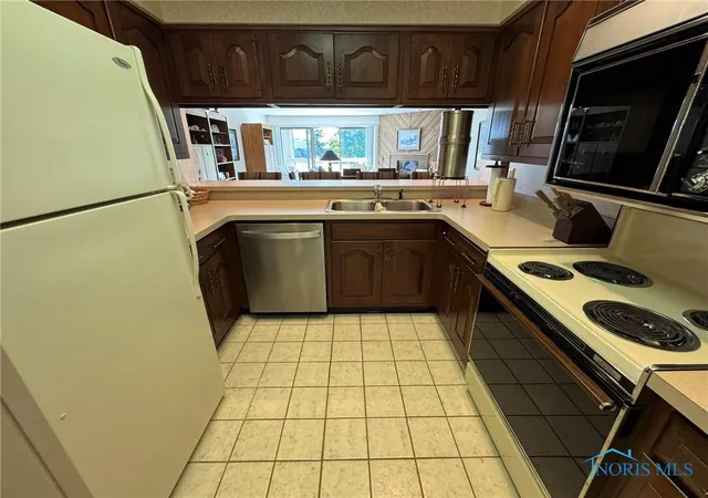 Photo 2 of Condo for sale at 3305 N Stonehouse Dr, Port Clinton, OH 43452 | MLS# 6135195 | Listing updated on 2025-12-24