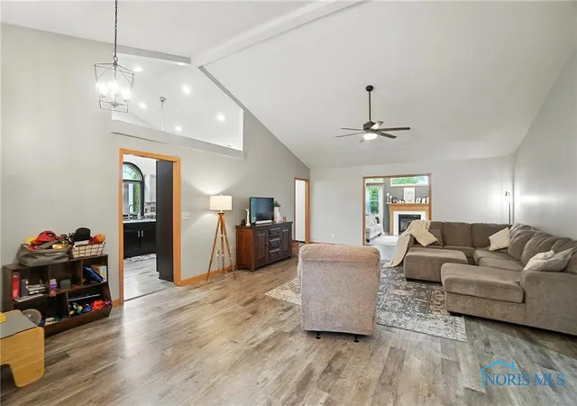 Photo 5 of Single family home for sale at 1556 Plum Crk Dr, Findlay, OH 45840 | MLS# 6134707 | Listing updated on 2025-10-17