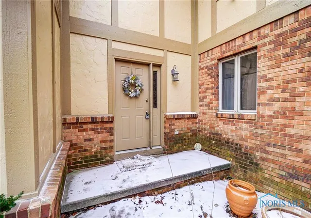 Listing Photo 4 - Condo for sale in building located at 1562 Saddlebrook Ct, Toledo, OH 43615