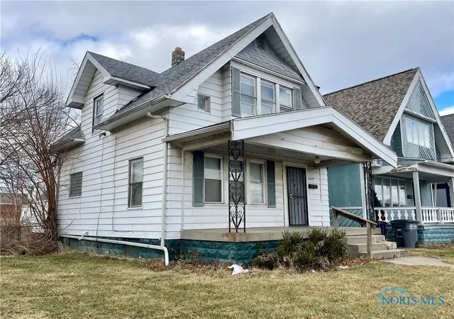 Photo 2 of Single family home for sale at 3337 Blanchard St, Toledo, OH 43608 | MLS# 6126018 | Listing updated on 2025-10-29