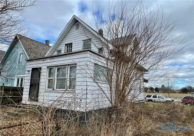 Photo 3 of Single family home for sale at 3337 Blanchard St, Toledo, OH 43608 | MLS# 6126018 | Listing updated on 2025-10-29