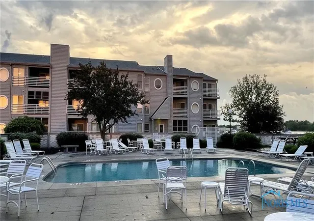 Listing Photo 2 - Condo for sale in building located at 304 Clinton Reef Dr, Port Clinton, OH 43452 - Unit #
