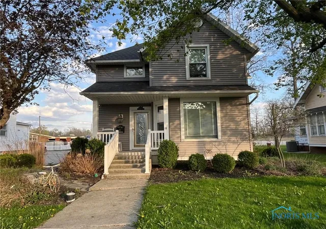 1st image of 825 S Clinton St, Defiance, OH 43512 | MLS# 6128965