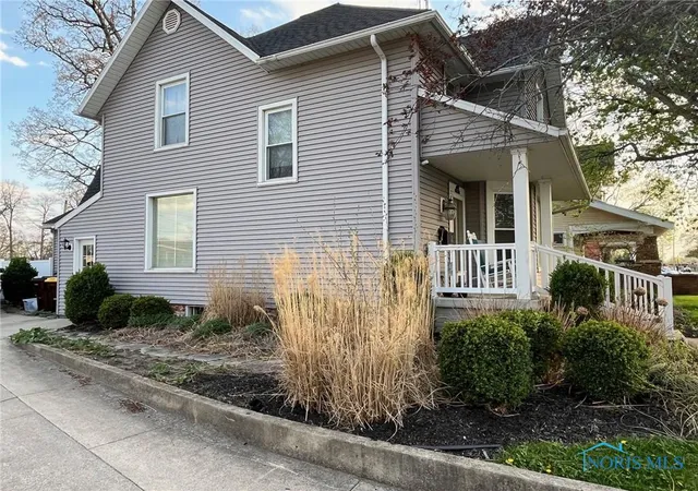 Photo 3 of Single family home for sale at 825 S Clinton St, Defiance, OH 43512 | MLS# 6128965 | Listing updated on 2025-10-16