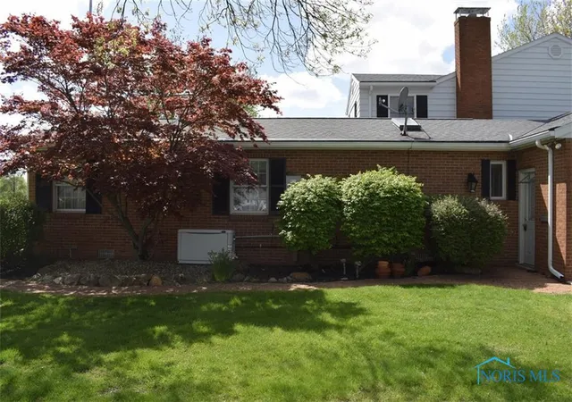 Photo 2 of Single family home for sale at 1527 South Ct, Findlay, OH 45840 | MLS# 6129588 | Listing updated on 2025-10-14