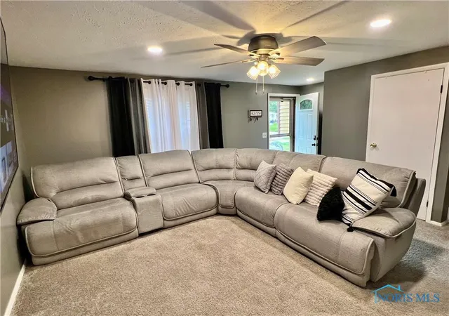 Photo 2 of Single family home for sale at 3533 Willow Brook Ln, Toledo, OH 43611 | MLS# 6134930 | Listing updated on 2026-02-26