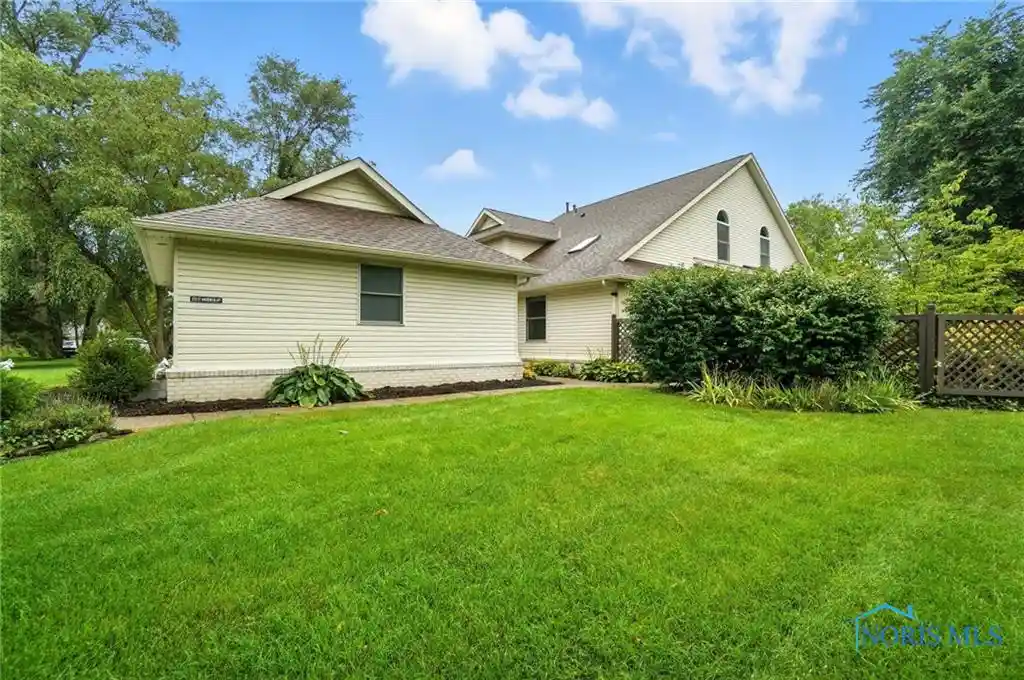 Listing Photo 1 - Condo for sale in 2133 Saint Andrews located at 2133 Saint Andrews, Toledo, OH 43615 - Unit 2133 Saint Andrews