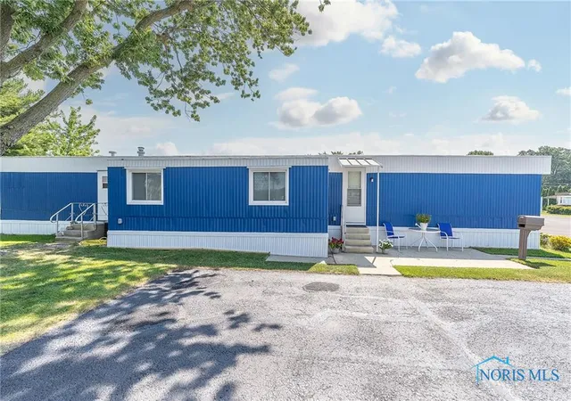 Photo 2 of Manufactured home for sale at 1854 Huntington Dr, Findlay, OH 45840 | MLS# 6132824 | Listing updated on 2025-11-14