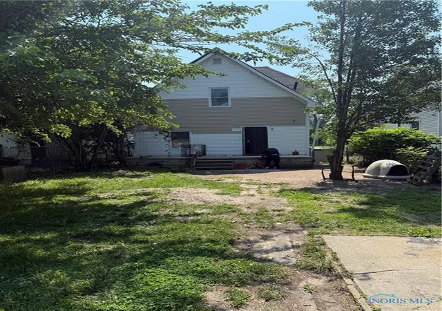 Photo 9 of Single family home for sale at 3329 Glenwood Ave, Toledo, OH 43610 | MLS# 6131870 | Listing updated on 2025-12-23