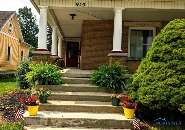 Photo 2 of Single family home for sale at 915 W Main Cross St, Findlay, OH 45840 | MLS# 6133335 | Listing updated on 2025-10-27