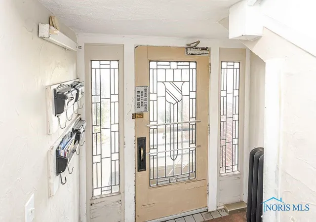 Listing Photo 2 - Condo for sale in building located at 1702 Starr Ave, Toledo, OH 43605 - Unit #