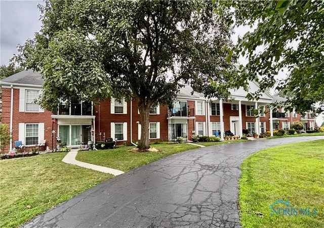 Photo 1 of Sale Pending at 425 W Ridge Dr, Fostoria, OH 44830 | MLS# 6133544 | Listing updated on 2025-12-23