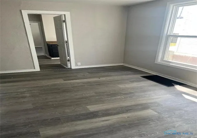 Photo 4 of Single family home for sale at 763 Redwood Ave, Toledo, OH 43609 | MLS# 6135428 | Listing updated on 2025-10-16