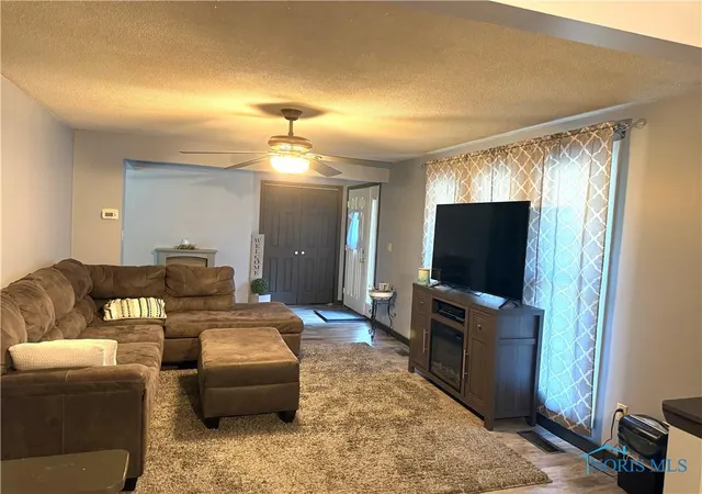 Photo 3 of Single family home for sale at 1819 Sherwood Dr, Defiance, OH 43512 | MLS# 6135267 | Listing updated on 2025-10-14