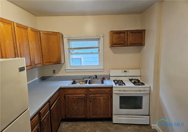 Photo 4 of Single family home for sale at 28 E Manhattan Blvd, Toledo, OH 43608 | MLS# 6135655 | Listing updated on 2026-02-09